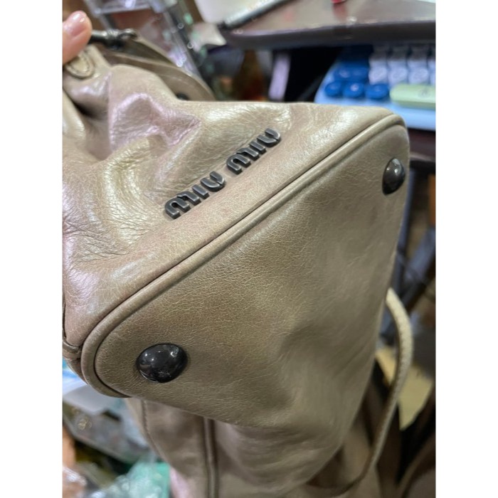92成新正品~miu miu 煙燻卡其羊皮機車包/郵差包 低調個性時髦 長背帶 乾淨皮內裡 皮革.滾邊保持良好 A4能下-細節圖9