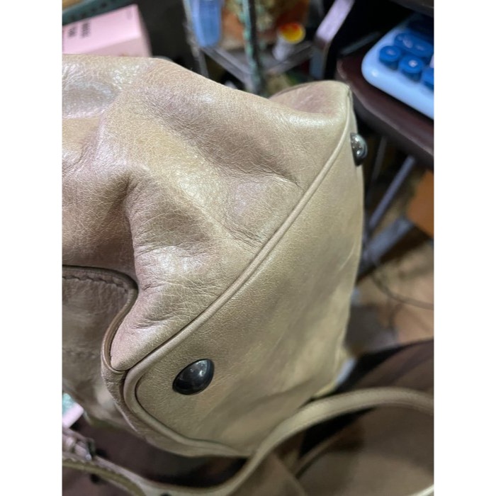92成新正品~miu miu 煙燻卡其羊皮機車包/郵差包 低調個性時髦 長背帶 乾淨皮內裡 皮革.滾邊保持良好 A4能下-細節圖10