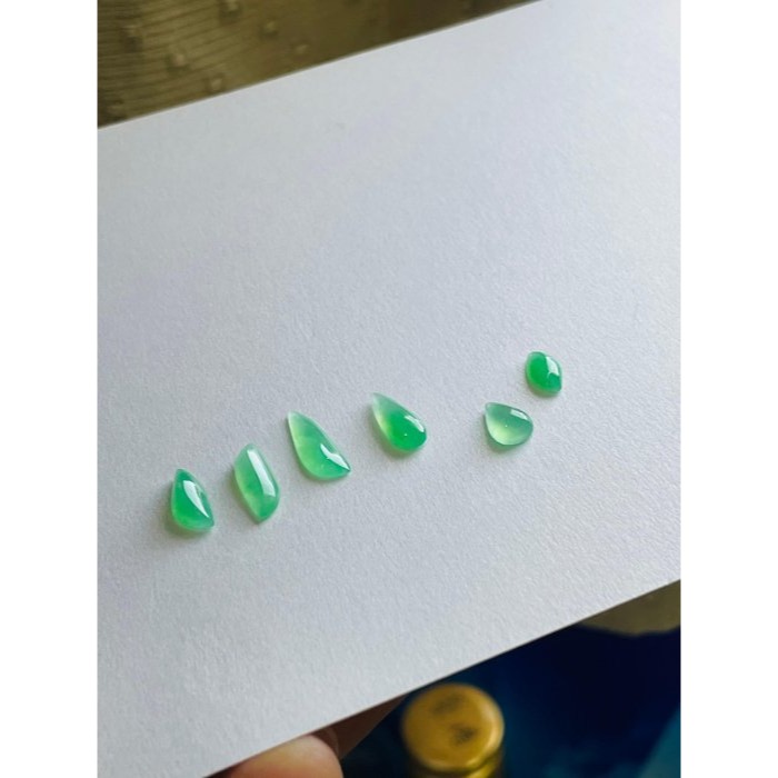 天然A貨緬甸玉 冰種薄荷綠隨形蛋面翡翠裸石 (6顆不拆售) 勻稱色滿起光 無須襯底即見色-細節圖6
