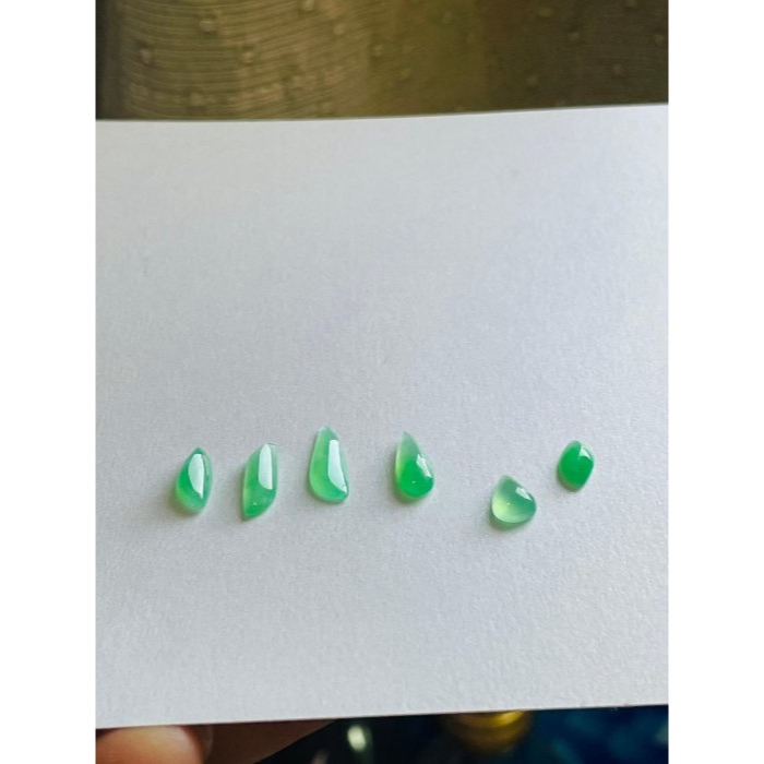 天然A貨緬甸玉 冰種薄荷綠隨形蛋面翡翠裸石 (6顆不拆售) 勻稱色滿起光 無須襯底即見色-細節圖7