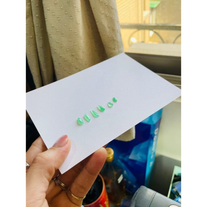 天然A貨緬甸玉 冰種薄荷綠隨形蛋面翡翠裸石 (6顆不拆售) 勻稱色滿起光 無須襯底即見色-細節圖8