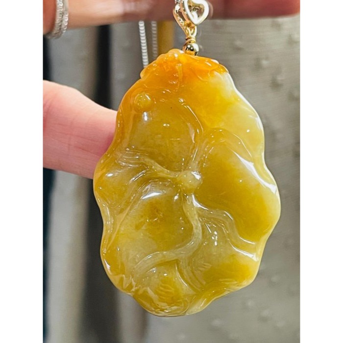 天然A貨緬甸玉 老坑油黃手工俏色雕荷氣生財翡翠玉墜 滿色老熟黃霧過渡梨黃肉 一抹冰蜜黃巧雕立體蜻蜓-細節圖2