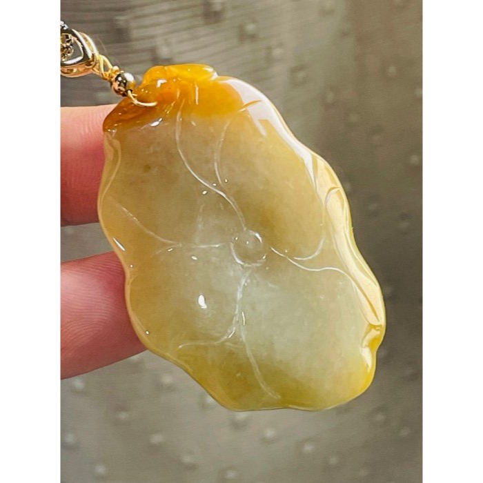 天然A貨緬甸玉 老坑油黃手工俏色雕荷氣生財翡翠玉墜 滿色老熟黃霧過渡梨黃肉 一抹冰蜜黃巧雕立體蜻蜓-細節圖3