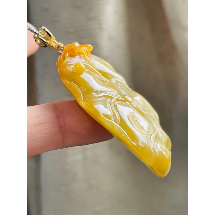 天然A貨緬甸玉 老坑油黃手工俏色雕荷氣生財翡翠玉墜 滿色老熟黃霧過渡梨黃肉 一抹冰蜜黃巧雕立體蜻蜓-細節圖4