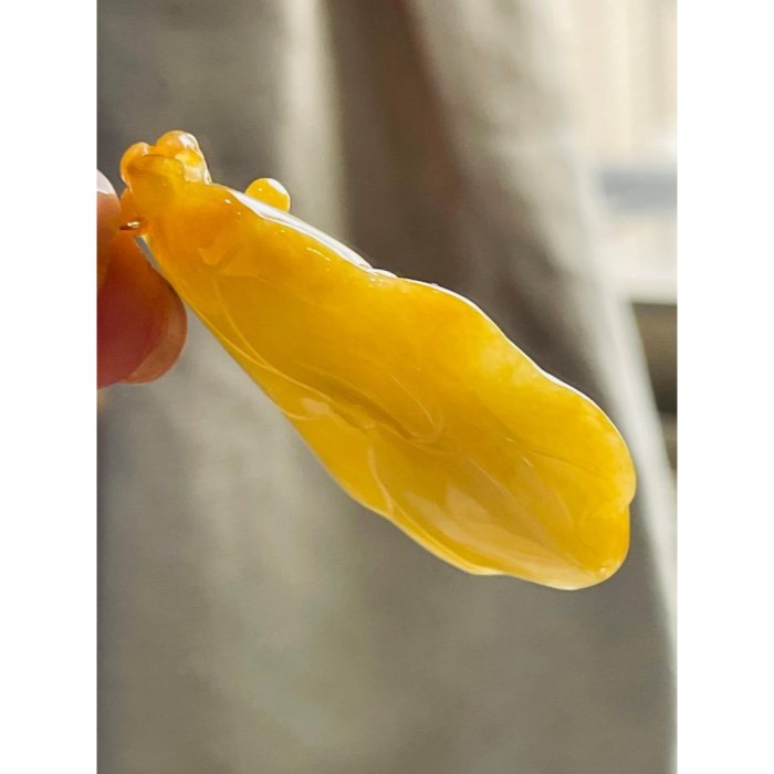 天然A貨緬甸玉 老坑油黃手工俏色雕荷氣生財翡翠玉墜 滿色老熟黃霧過渡梨黃肉 一抹冰蜜黃巧雕立體蜻蜓-細節圖5