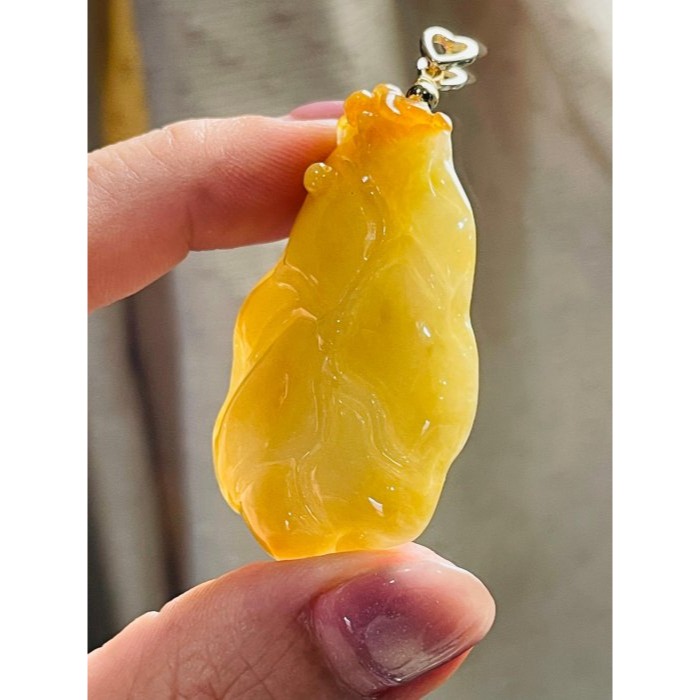 天然A貨緬甸玉 老坑油黃手工俏色雕荷氣生財翡翠玉墜 滿色老熟黃霧過渡梨黃肉 一抹冰蜜黃巧雕立體蜻蜓-細節圖6
