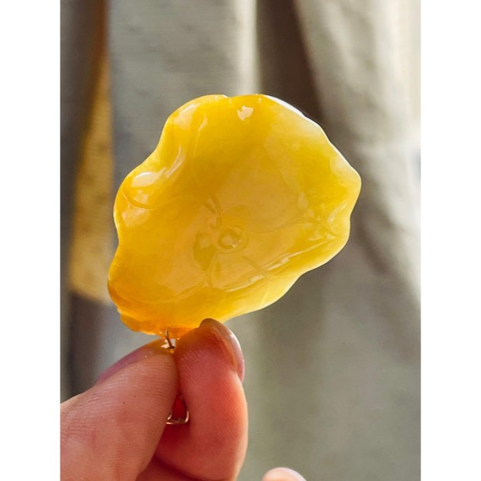天然A貨緬甸玉 老坑油黃手工俏色雕荷氣生財翡翠玉墜 滿色老熟黃霧過渡梨黃肉 一抹冰蜜黃巧雕立體蜻蜓-細節圖8