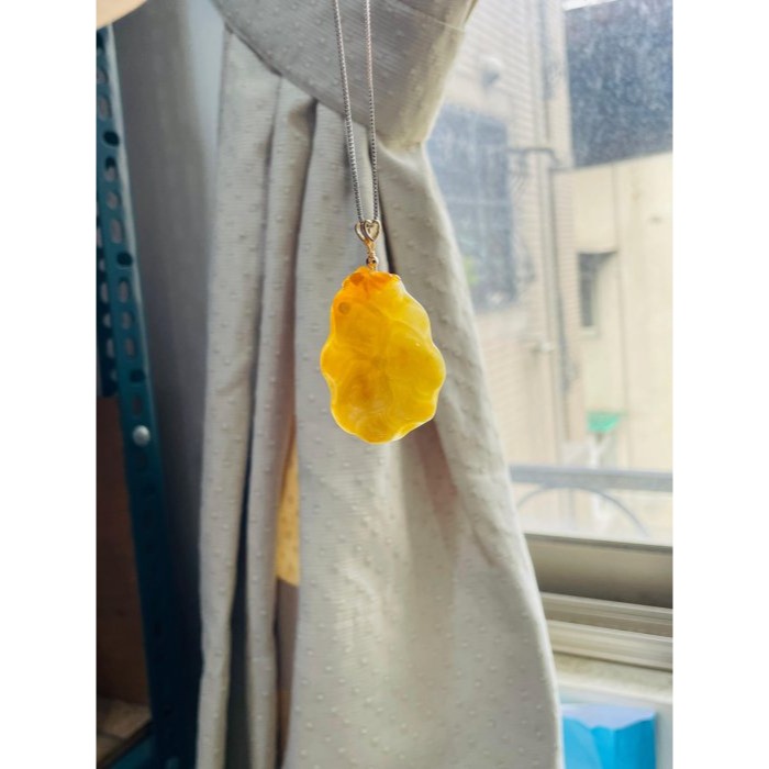 天然A貨緬甸玉 老坑油黃手工俏色雕荷氣生財翡翠玉墜 滿色老熟黃霧過渡梨黃肉 一抹冰蜜黃巧雕立體蜻蜓-細節圖9