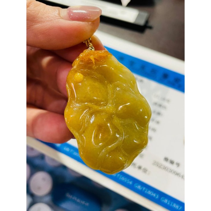 天然A貨緬甸玉 老坑油黃手工俏色雕荷氣生財翡翠玉墜 滿色老熟黃霧過渡梨黃肉 一抹冰蜜黃巧雕立體蜻蜓-細節圖10
