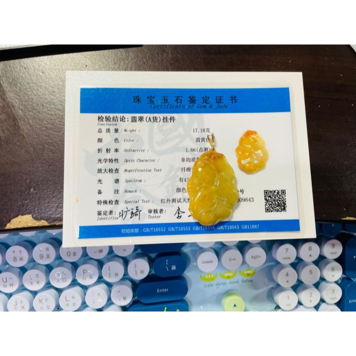 天然A貨緬甸玉 老坑油黃手工俏色雕荷氣生財翡翠玉墜 滿色老熟黃霧過渡梨黃肉 一抹冰蜜黃巧雕立體蜻蜓-細節圖11