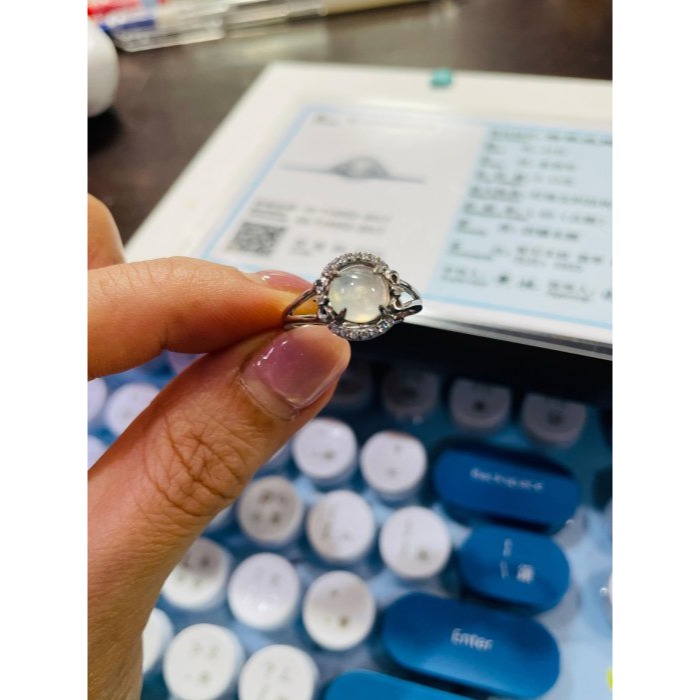 天然A貨緬甸玉 放光 老坑白月光蛋面翡翠銀戒/戒指 泛光冰玻白冰 無封底剛性十足光感自現-細節圖9