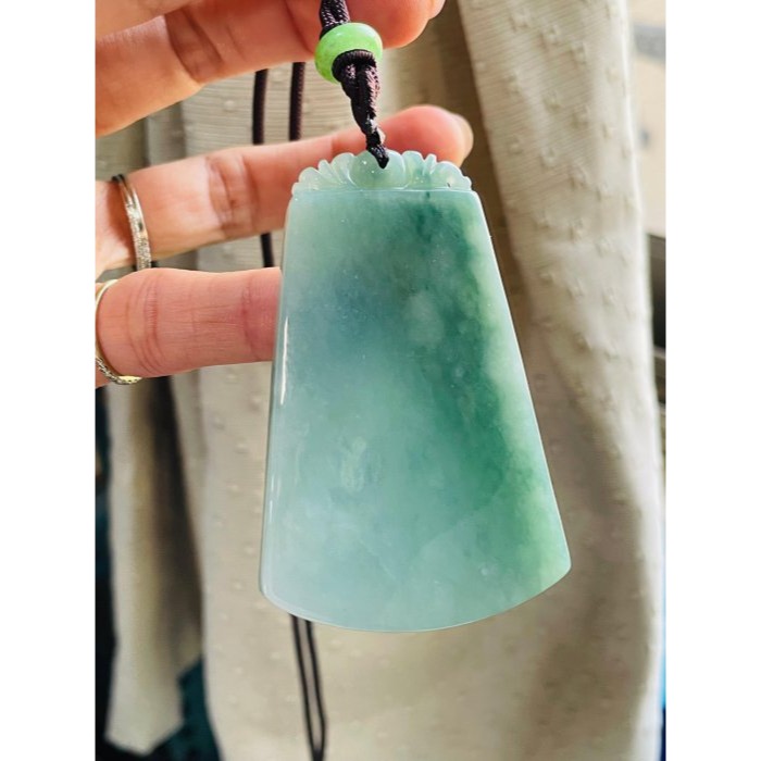 天然A貨緬甸玉 冰潤晴藍飄花無事牌翡翠玉墜 滿綠底色膠潤底妝 漸層色滿透手影 有份量請留意尺寸-細節圖2