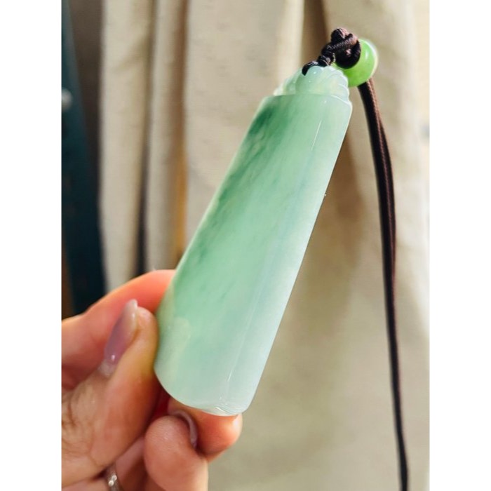 天然A貨緬甸玉 冰潤晴藍飄花無事牌翡翠玉墜 滿綠底色膠潤底妝 漸層色滿透手影 有份量請留意尺寸-細節圖4