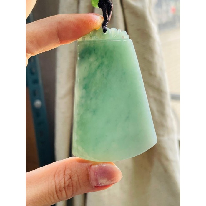 天然A貨緬甸玉 冰潤晴藍飄花無事牌翡翠玉墜 滿綠底色膠潤底妝 漸層色滿透手影 有份量請留意尺寸-細節圖7