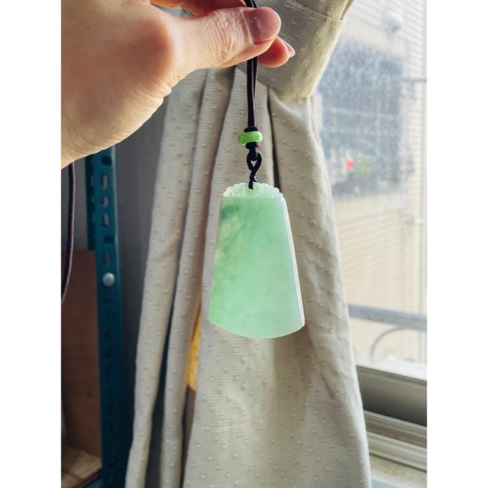 天然A貨緬甸玉 冰潤晴藍飄花無事牌翡翠玉墜 滿綠底色膠潤底妝 漸層色滿透手影 有份量請留意尺寸-細節圖8