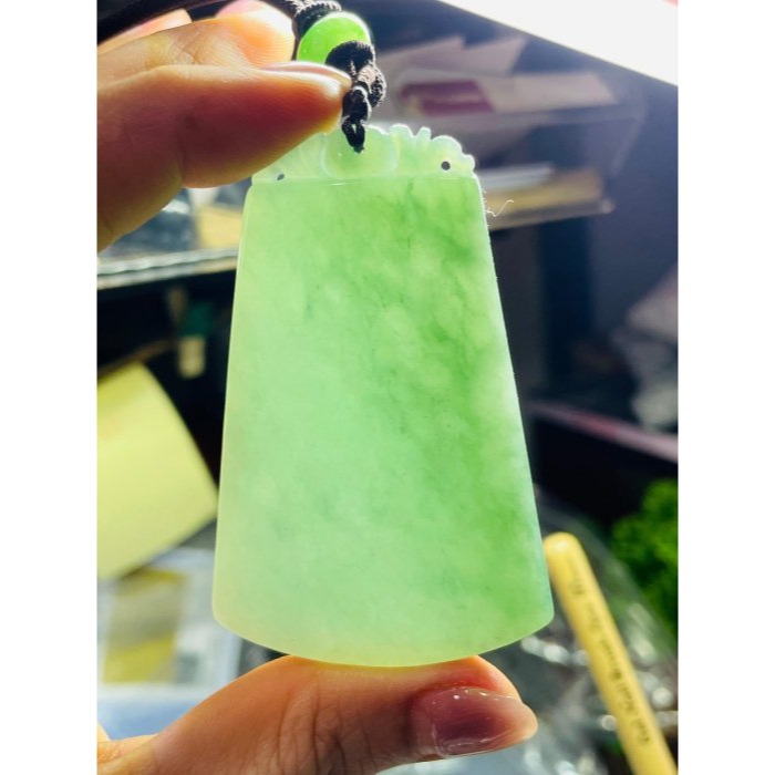 天然A貨緬甸玉 冰潤晴藍飄花無事牌翡翠玉墜 滿綠底色膠潤底妝 漸層色滿透手影 有份量請留意尺寸-細節圖9