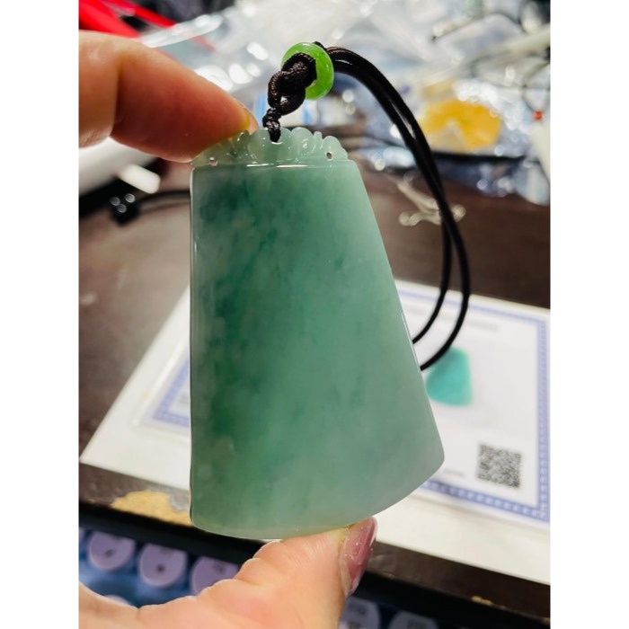 天然A貨緬甸玉 冰潤晴藍飄花無事牌翡翠玉墜 滿綠底色膠潤底妝 漸層色滿透手影 有份量請留意尺寸-細節圖10
