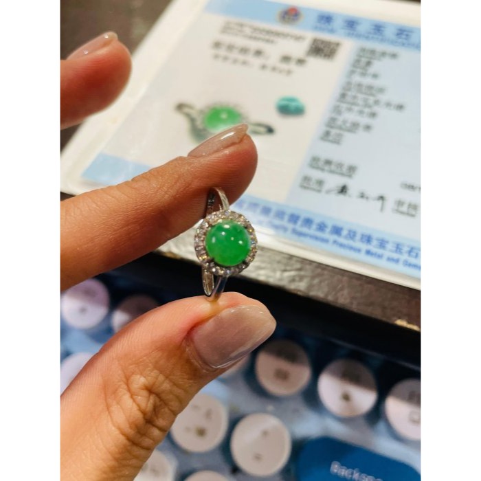 天然A貨緬甸玉 冰正陽綠蛋面翡翠戒指 色純色正色滿乾淨 圓澎上手辣眼 無封底自然色一目了然-細節圖9