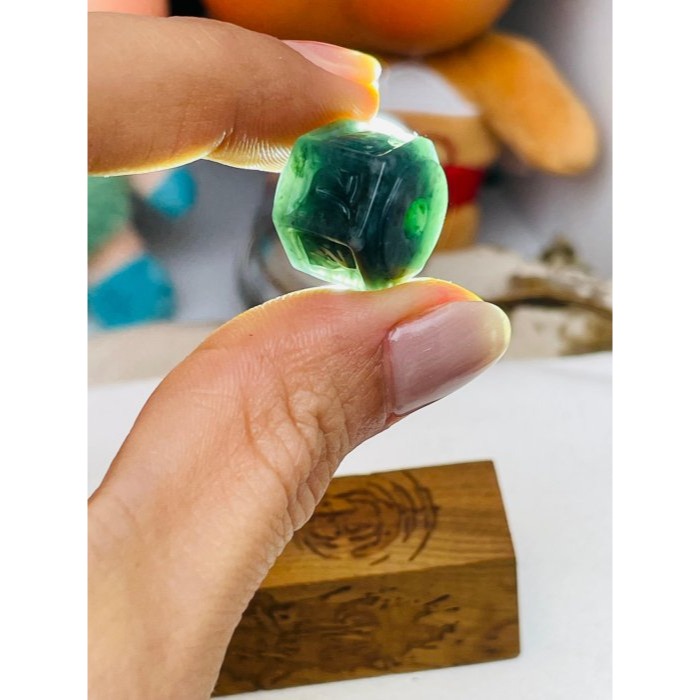 天然A貨翡翠 冰潤危綠六字箴言翡翠13.8mm桶珠 膠潤瓜料 色滿勻稱 刻字清晰-細節圖9