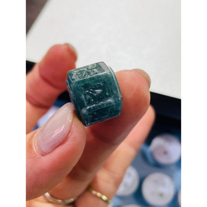 天然A貨翡翠 冰潤危綠六字箴言翡翠13.8mm桶珠 膠潤瓜料 色滿勻稱 刻字清晰-細節圖11