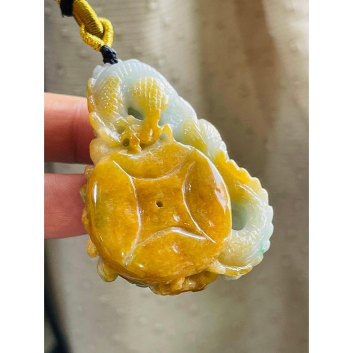 天然A貨緬甸玉 冰潤橙黃三彩手工360度滿雕龍華富貴翡翠龍牌 成色飽和黃霧環繞包覆白底青 龍爪捧大金幣 細潤色分明-細節圖2