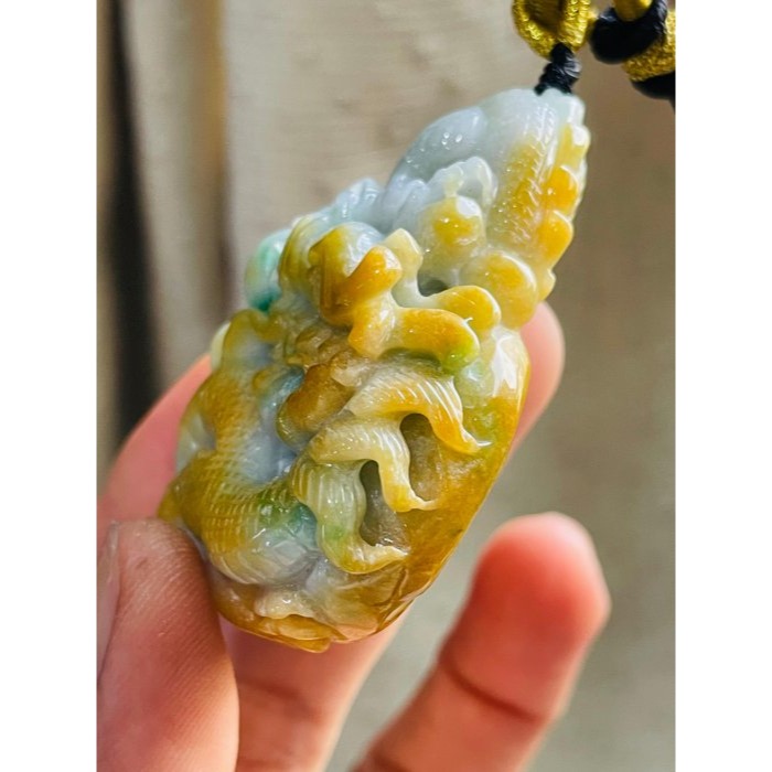 天然A貨緬甸玉 冰潤橙黃三彩手工360度滿雕龍華富貴翡翠龍牌 成色飽和黃霧環繞包覆白底青 龍爪捧大金幣 細潤色分明-細節圖3