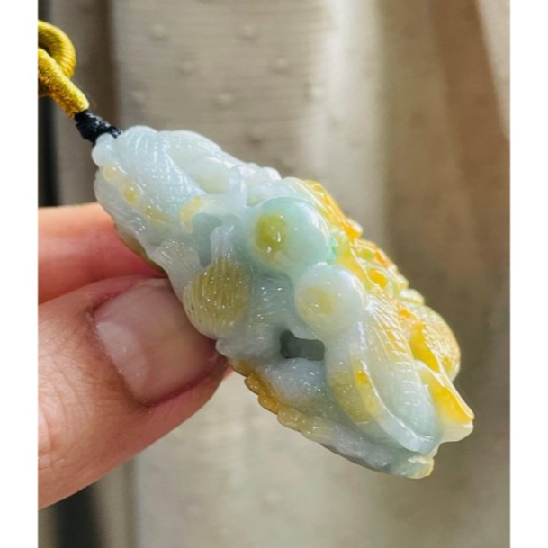 天然A貨緬甸玉 冰潤橙黃三彩手工360度滿雕龍華富貴翡翠龍牌 成色飽和黃霧環繞包覆白底青 龍爪捧大金幣 細潤色分明-細節圖4