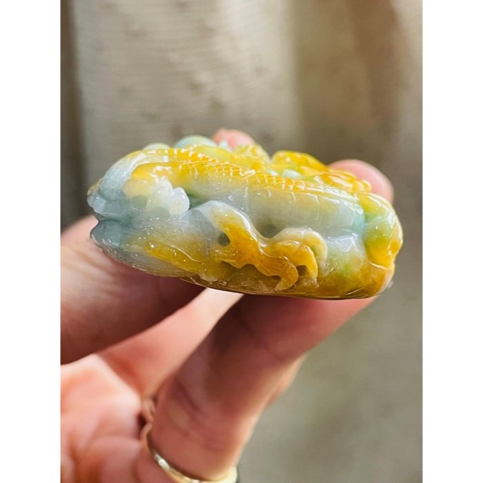 天然A貨緬甸玉 冰潤橙黃三彩手工360度滿雕龍華富貴翡翠龍牌 成色飽和黃霧環繞包覆白底青 龍爪捧大金幣 細潤色分明-細節圖5