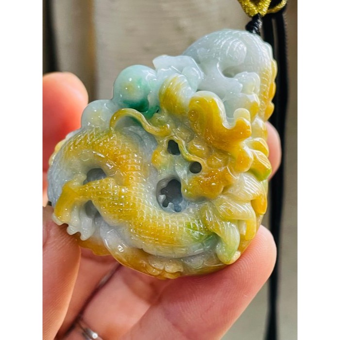 天然A貨緬甸玉 冰潤橙黃三彩手工360度滿雕龍華富貴翡翠龍牌 成色飽和黃霧環繞包覆白底青 龍爪捧大金幣 細潤色分明-細節圖6