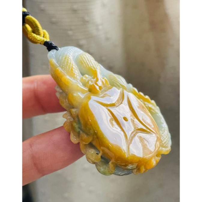 天然A貨緬甸玉 冰潤橙黃三彩手工360度滿雕龍華富貴翡翠龍牌 成色飽和黃霧環繞包覆白底青 龍爪捧大金幣 細潤色分明-細節圖7
