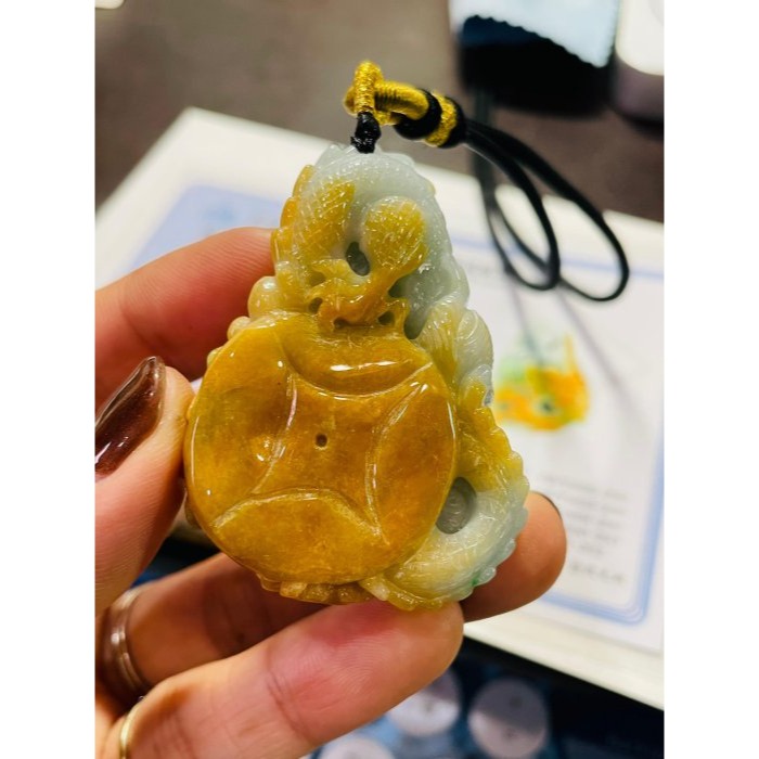天然A貨緬甸玉 冰潤橙黃三彩手工360度滿雕龍華富貴翡翠龍牌 成色飽和黃霧環繞包覆白底青 龍爪捧大金幣 細潤色分明-細節圖10
