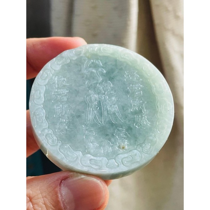 天然A貨緬甸玉 冰潤果綠雙面浮雕法輪護身符翡翠玉牌 起冰過底滿色 厚裝鐲心 依君所求還君所願-細節圖2