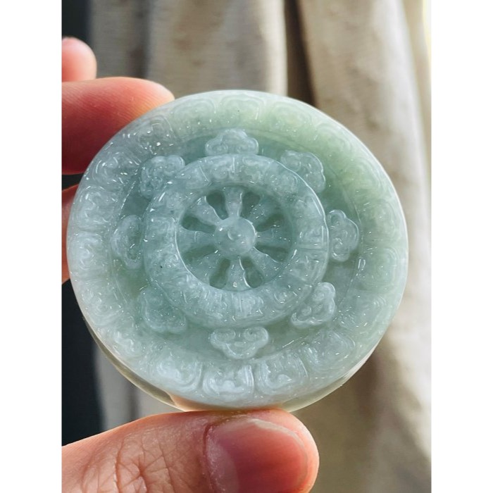 天然A貨緬甸玉 冰潤果綠雙面浮雕法輪護身符翡翠玉牌 起冰過底滿色 厚裝鐲心 依君所求還君所願-細節圖4