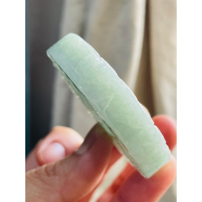 天然A貨緬甸玉 冰潤果綠雙面浮雕法輪護身符翡翠玉牌 起冰過底滿色 厚裝鐲心 依君所求還君所願-細節圖5