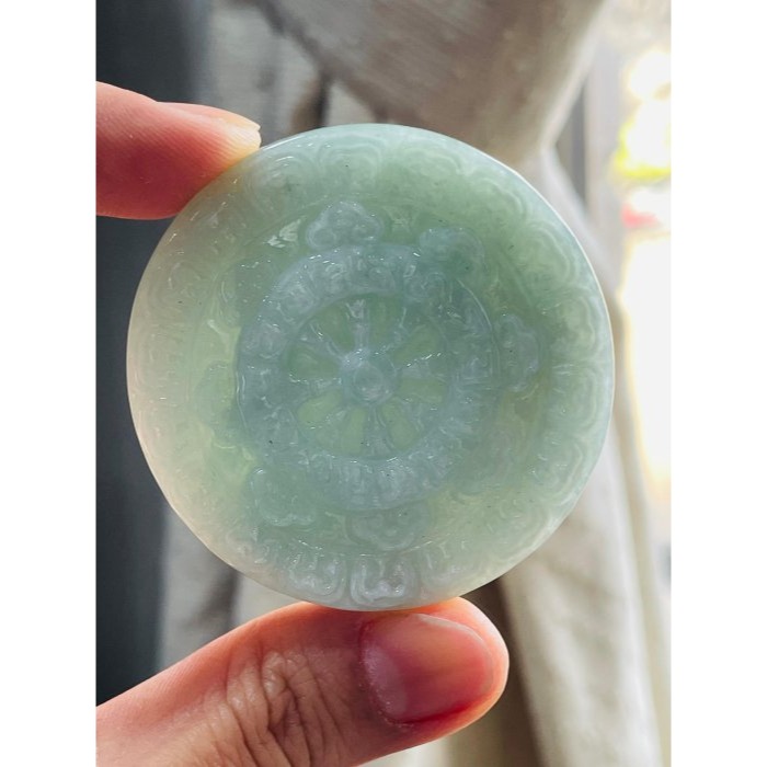 天然A貨緬甸玉 冰潤果綠雙面浮雕法輪護身符翡翠玉牌 起冰過底滿色 厚裝鐲心 依君所求還君所願-細節圖7