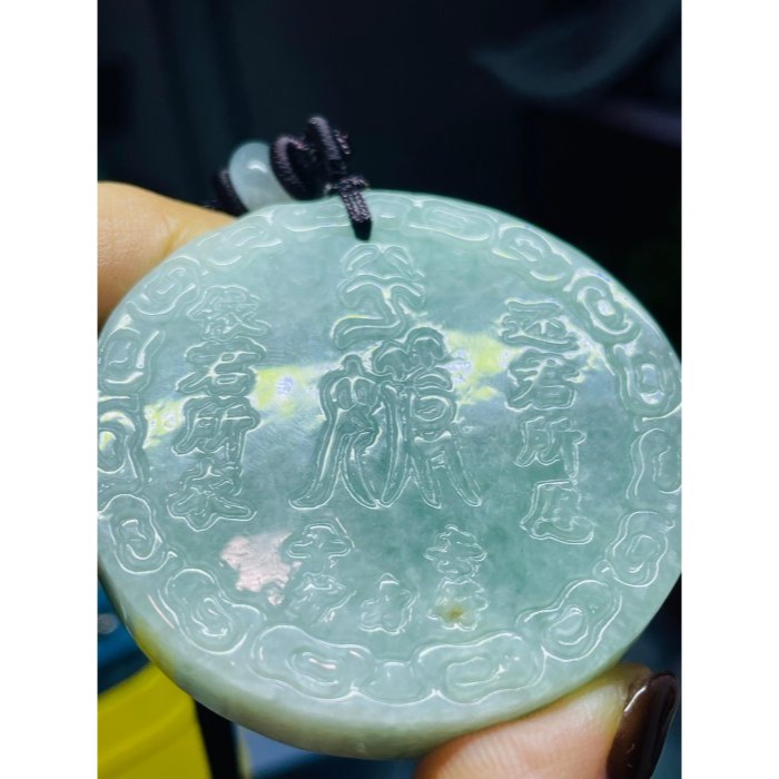 天然A貨緬甸玉 冰潤果綠雙面浮雕法輪護身符翡翠玉牌 起冰過底滿色 厚裝鐲心 依君所求還君所願-細節圖8