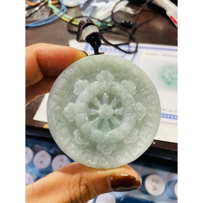 天然A貨緬甸玉 冰潤果綠雙面浮雕法輪護身符翡翠玉牌 起冰過底滿色 厚裝鐲心 依君所求還君所願-細節圖9