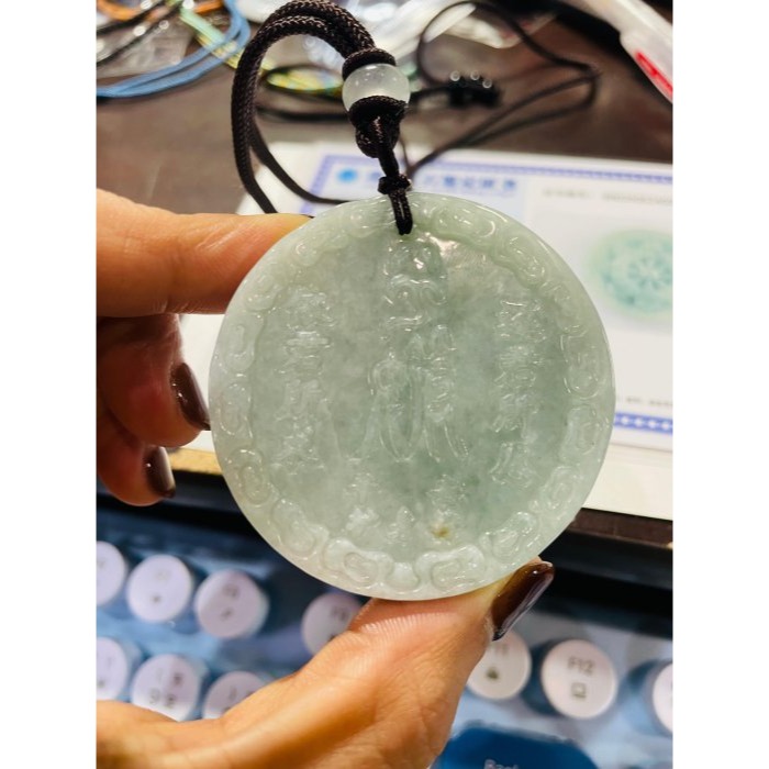 天然A貨緬甸玉 冰潤果綠雙面浮雕法輪護身符翡翠玉牌 起冰過底滿色 厚裝鐲心 依君所求還君所願-細節圖10