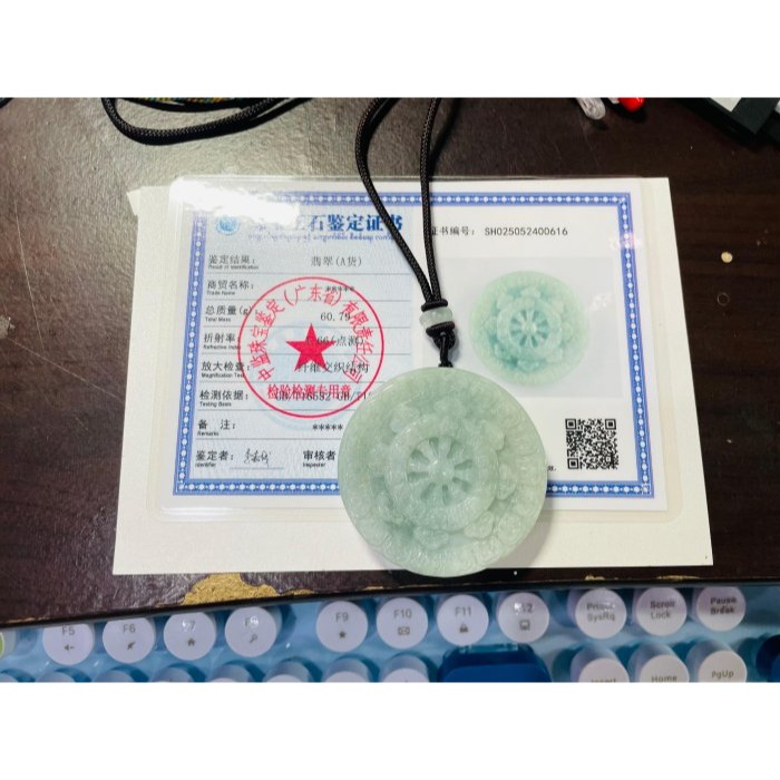 天然A貨緬甸玉 冰潤果綠雙面浮雕法輪護身符翡翠玉牌 起冰過底滿色 厚裝鐲心 依君所求還君所願-細節圖11