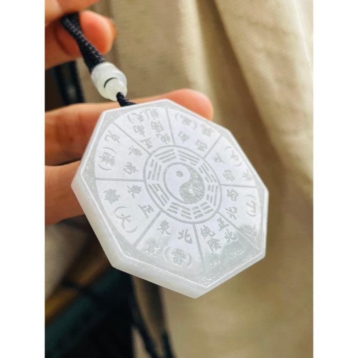天然A貨緬甸玉 冰烏雞雙面雕陰陽八卦翡翠玉牌 烏雞全化白底帶芝麻點 一面先天 一面方位及卦名-細節圖2