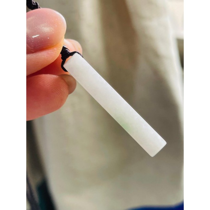 天然A貨緬甸玉 白底青無事牌翡翠玉墜 乾淨白底 幾抹青綠點綴 厚度大小完美易配戴-細節圖3