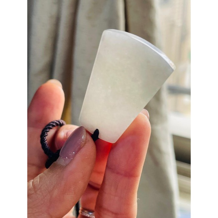天然A貨緬甸玉 白底青無事牌翡翠玉墜 乾淨白底 幾抹青綠點綴 厚度大小完美易配戴-細節圖5