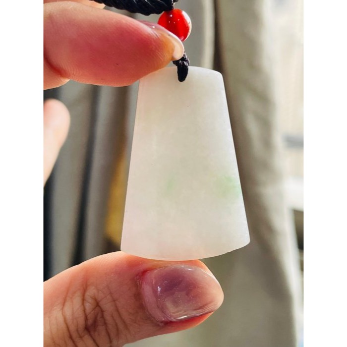 天然A貨緬甸玉 白底青無事牌翡翠玉墜 乾淨白底 幾抹青綠點綴 厚度大小完美易配戴-細節圖6