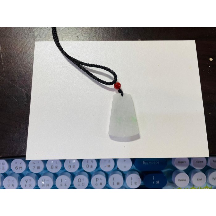 天然A貨緬甸玉 白底青無事牌翡翠玉墜 乾淨白底 幾抹青綠點綴 厚度大小完美易配戴-細節圖9