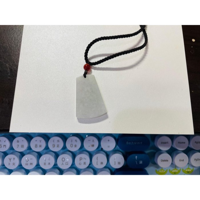 天然A貨緬甸玉 白底青無事牌翡翠玉墜 乾淨白底 幾抹青綠點綴 厚度大小完美易配戴-細節圖10