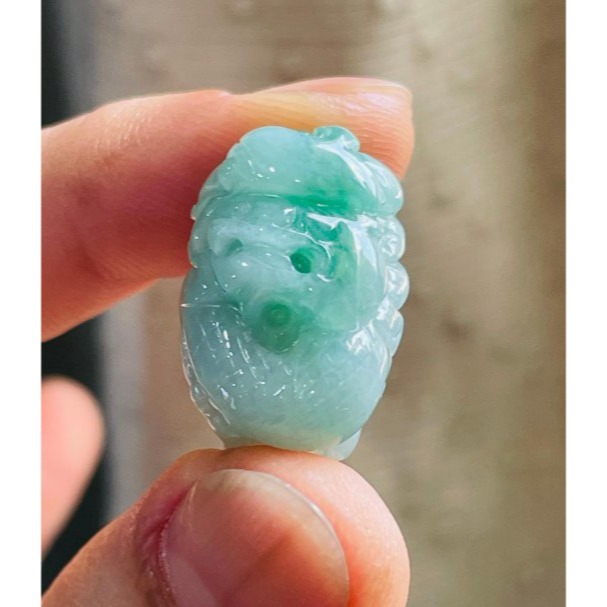 天然A貨緬甸玉 冰飄綠手工無死角環繞巧雕一條龍翡翠龍珠 起冰滿底色過渡青綠 色亮冰潤油亮有光澤-細節圖2