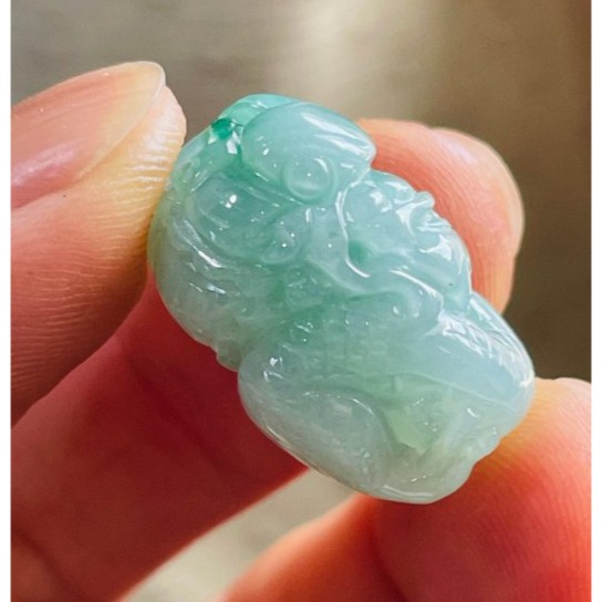 天然A貨緬甸玉 冰飄綠手工無死角環繞巧雕一條龍翡翠龍珠 起冰滿底色過渡青綠 色亮冰潤油亮有光澤-細節圖4