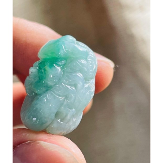 天然A貨緬甸玉 冰飄綠手工無死角環繞巧雕一條龍翡翠龍珠 起冰滿底色過渡青綠 色亮冰潤油亮有光澤-細節圖5