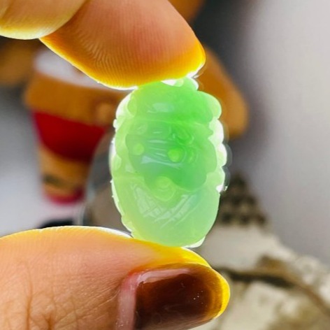 天然A貨緬甸玉 冰飄綠手工無死角環繞巧雕一條龍翡翠龍珠 起冰滿底色過渡青綠 色亮冰潤油亮有光澤-細節圖8
