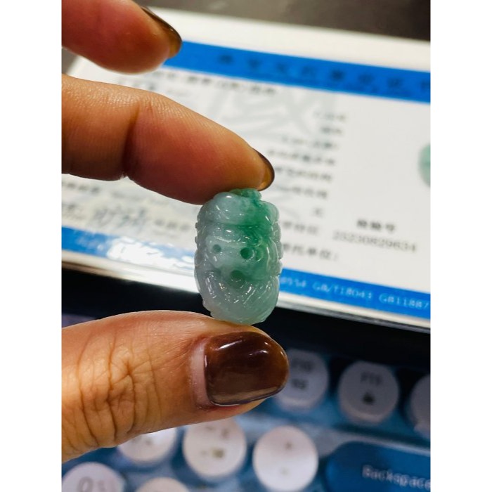 天然A貨緬甸玉 冰飄綠手工無死角環繞巧雕一條龍翡翠龍珠 起冰滿底色過渡青綠 色亮冰潤油亮有光澤-細節圖9